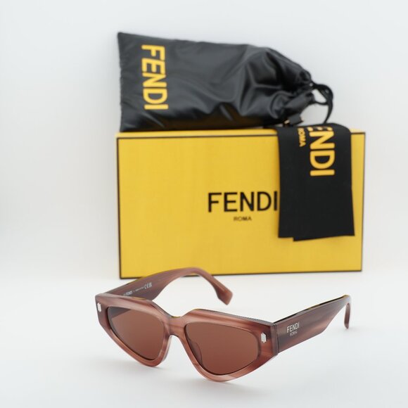 Fendi FE40163U 74S Cat Eye Sunglasses - Striped Pink/Red main image 8